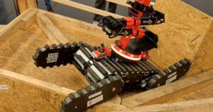 Autonominis robotas Atėnė įveikia nelygų reljefą gelbėjimui